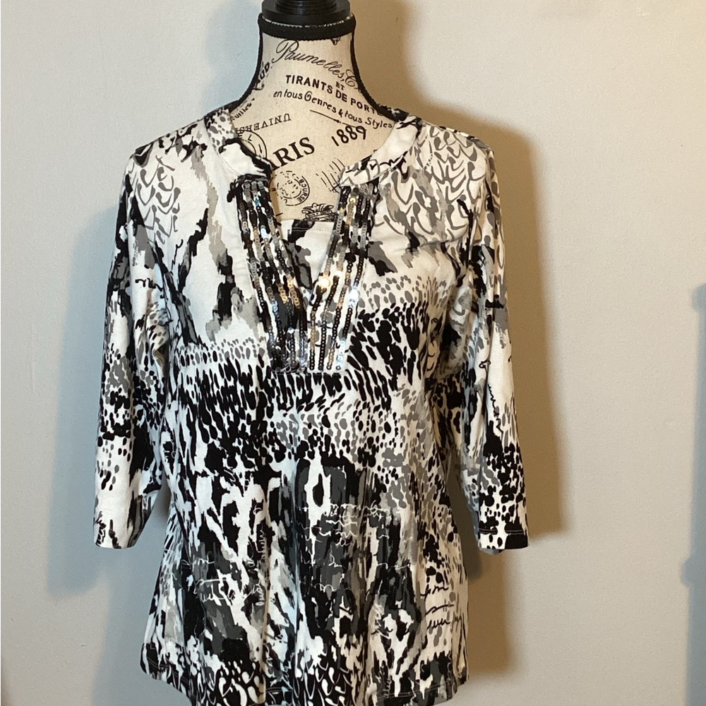 CHRISTOPHER & BANKS W/EMBELISHED V-NECK 3/4” SLEEVES BLACK & WHITE TOP Sz. LARGE